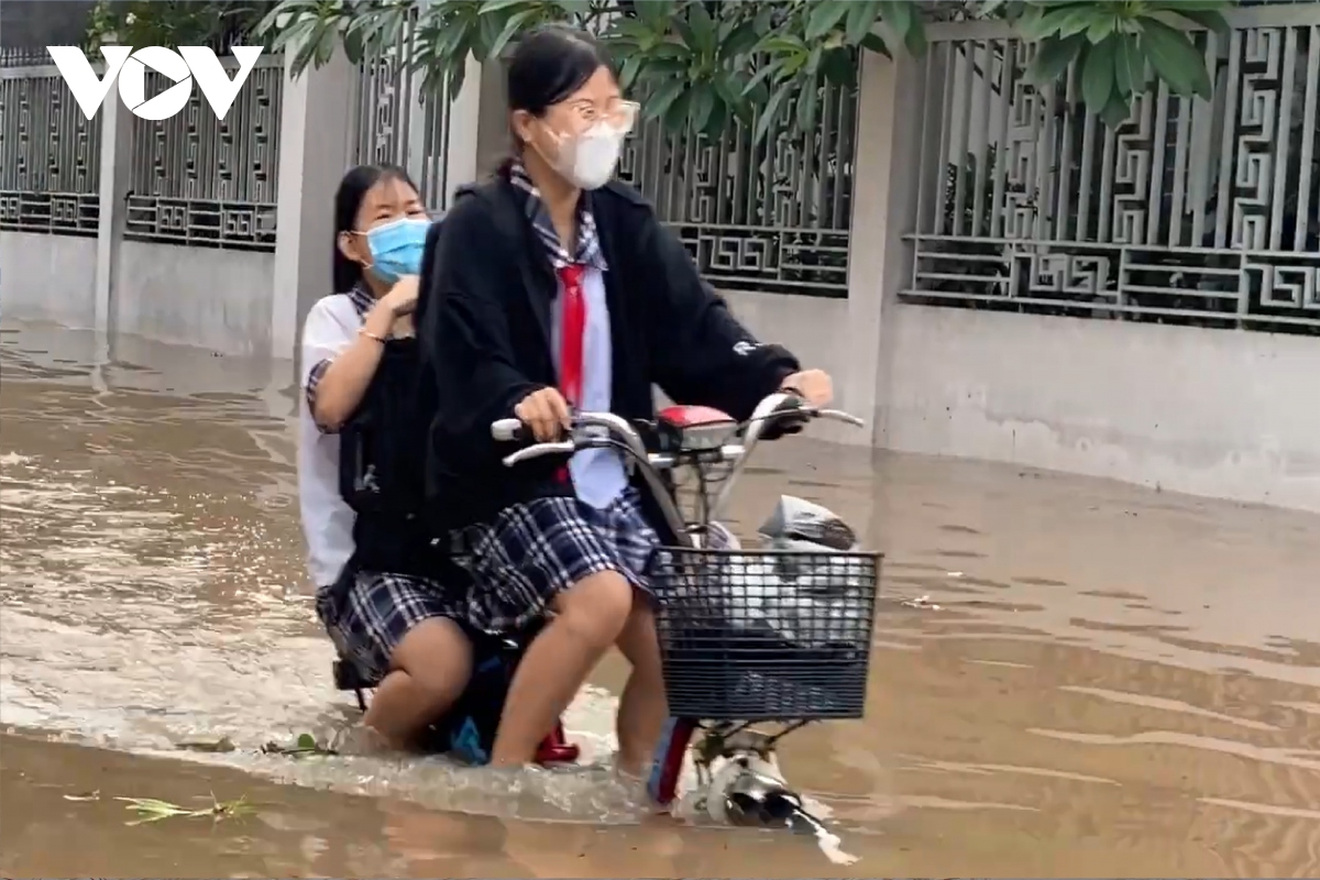 TP.Vĩnh Long tiếp tục cho học sinh nghỉ học thêm 1 ngày nữa vì triều cường